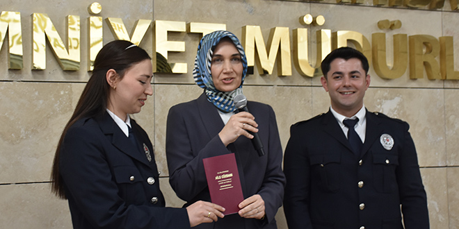 Polis çift üniformalarıyla dünyaevine girdi