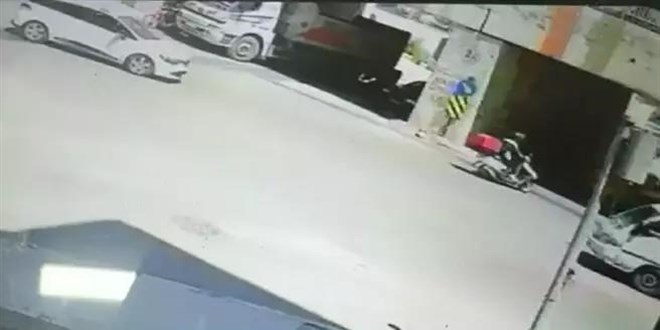 Motosiklet kamyonun altında kaldı: 1 ölü, 1 yaralı