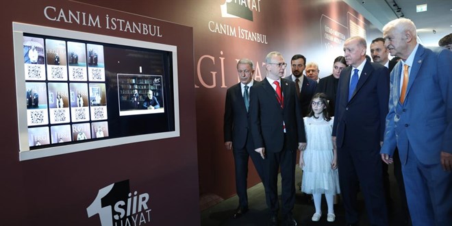 Erdoğan, 'Bir Şiir Bir Hayat Canım İstanbul' Sergisini Gezdi