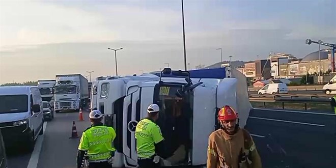 Pendik TEM Otoyolu'nda tır devrildi