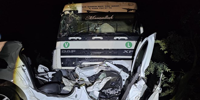 Bursa'da otomobil ile tır çarpıştı: 1 ölü, 1 yaralı