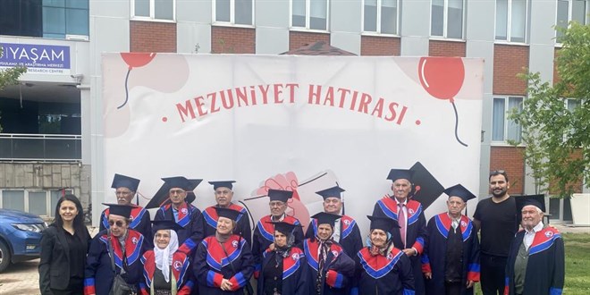 76 yıl sonra gelen mezuniyet: Hayaller üniversite mezuniyet kortejinde gerçek oldu