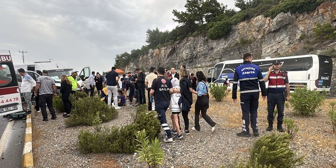 Bodrum'da servis minibüsü ile otomobil çarpıştı: 16 yaralı