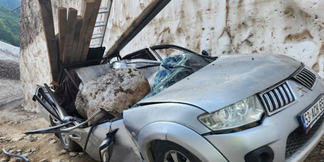 Kamyonetin üzerine kaya parçası düştü: 1 ölü, 2 yaralı