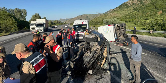 Otomobil ile minibüs kafa kafaya çarpıştı: 2 ölü, 2 yaralı