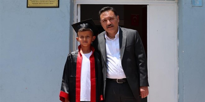 Okulun Tek Mezunu İçin Unutulmaz An!