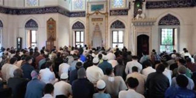 Japonya'da bayram namazı 3 kez kılındı