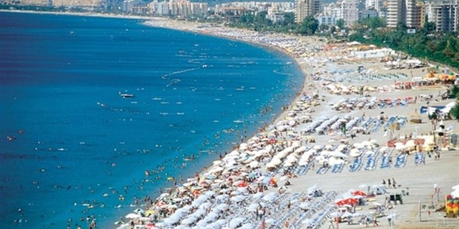 Turistler ve yerli tatilciler Antalya sahillerine akın etti
