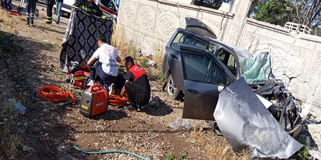 Lastiği patlayan otomobil istinat duvarına çarptı: 1 ölü, 6 yaralı