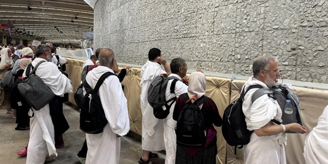 Hacılar, Kurban Bayramı'nın ikinci gününde de şeytan taşladı