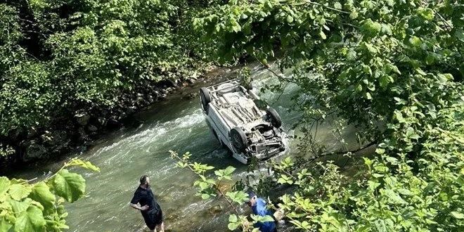 Araç dereye uçtu: 2 ölü, 1 yaralı