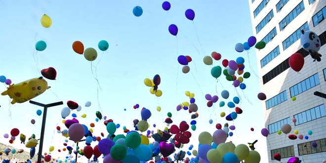 Kanser tedavisi gören çocuklar için gökyüzüne balonlar bırakıldı