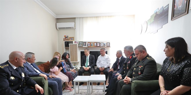 İçişleri Bakanı Ali Yerlikaya, Konya'da şehit ailesini ziyaret etti
