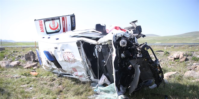 Kars'ta ambulans şarampole devrildi, 4 sağlıkçı yaralandı