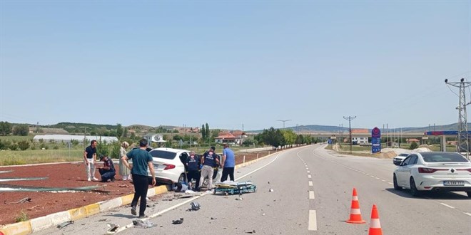 İki otomobil kavşakta çarpıştı: 1 ölü, 4 yaralı