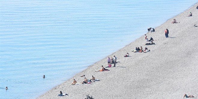 Bayramda havalar ısındı, Hataylılar sahilleri doldurdu