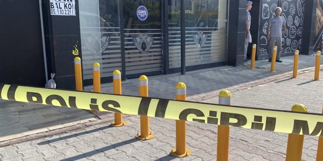 Önce tokalaştı sonra bacaklarından vurdu