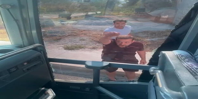 Turistlerin taşındığı otobüsün önünü kesip, şoföre taşla saldırdılar