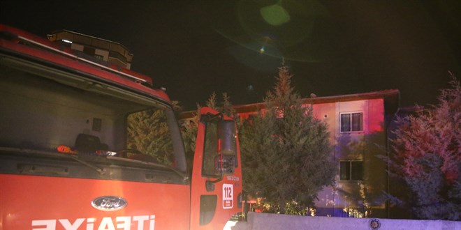Siirt'te polis lojmanında çıkan yangında 13 kişi dumandan etkilendi