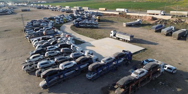 Uzak Doğu'dan getirilen yüzlerce ikinci el araç tırlarla Suriye'ye taşınıyor
