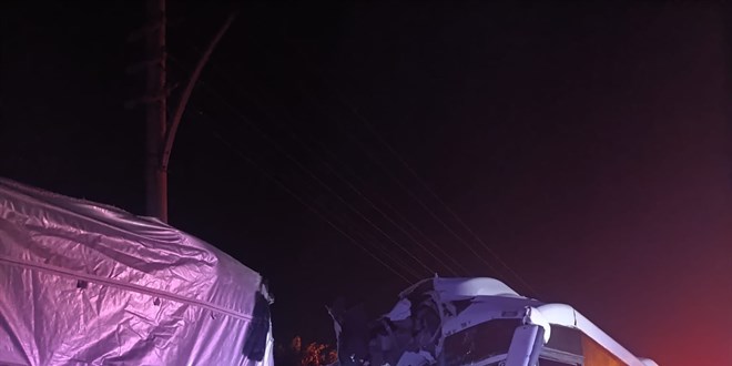 İzmir-Ankara Yolunda Feci Kaza: İşçi Servisi TIR'a Çarptı, 20 Yaralı