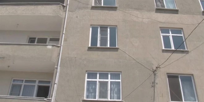 Bina sahibi kiracıları isyan ettirdi: Ayakkabıları ve kargoları çalıp camlara taş atıyor