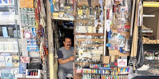 'Çakmak doktoru' baba, 2 metrekarelik dükkanda 3 evladını okuttu