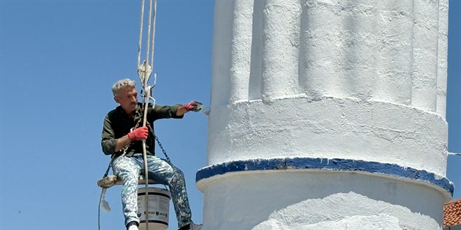 'Örümcek adam' minareleri onararak ekmeğini kazanıyor