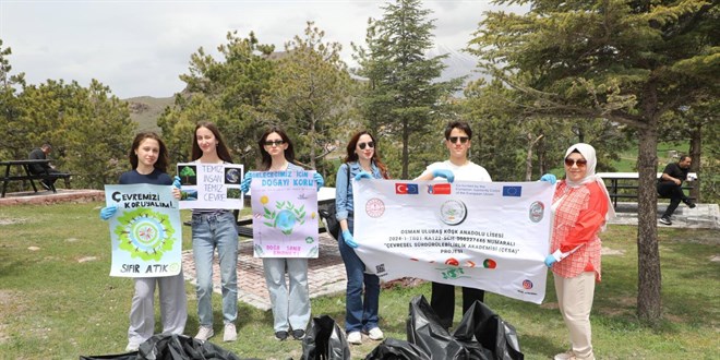 Öğrencilerden Sıfır Atık Devrimi: Eski Tişörtler Çantaya Dönüşüyor!