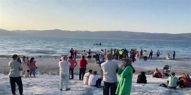 Salda Gölü'ne giren baba oğul boğularak hayatını kaybetti