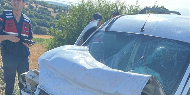 Otomobil ile Ticari Araç Çarpıştı: 2 Kişi Hayatını Kaybetti