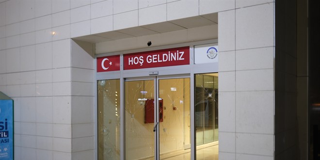 Osmaniye'de belediye binasına taşlı saldırıda bulunuldu
