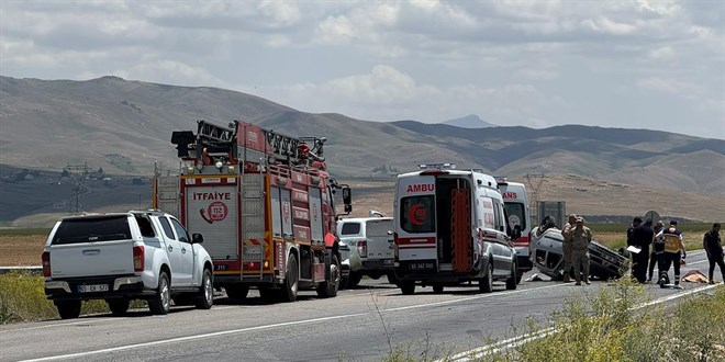 Kızlarının mezuniyet törenine giderken kaza yaptılar: 1 ölü, 4 yaralı