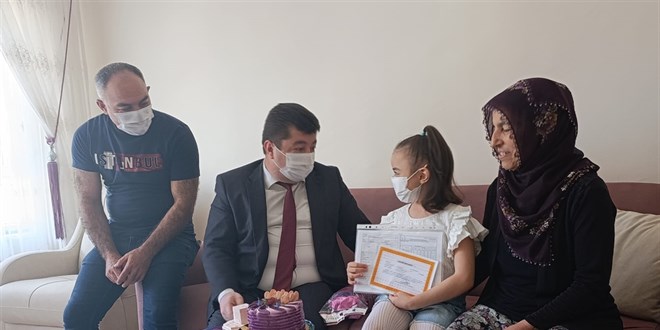 Annesinin karaciğeriyle hayata tutunan Hayrünnisa'nın karnesi, evinde verildi