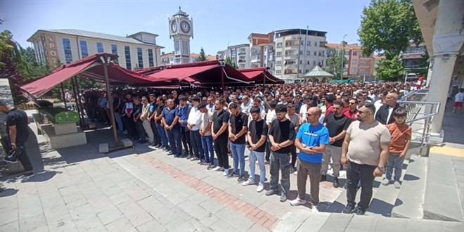 Fabrikada sızan gazdan etkilenerek ölen 2 işçinin cenazesi defnedildi