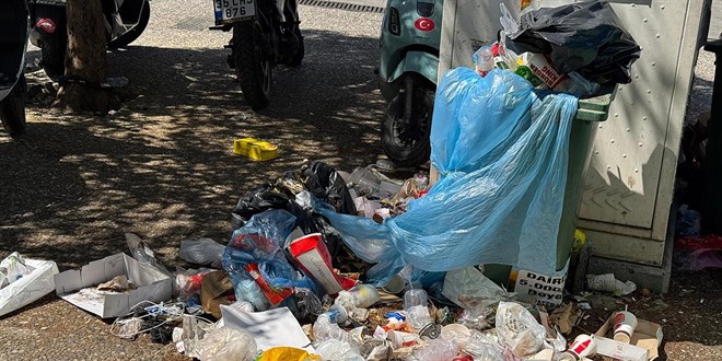 İzmir Buca'da İşçi Grevi Sonrası Temizlik Sorunu Büyüyor