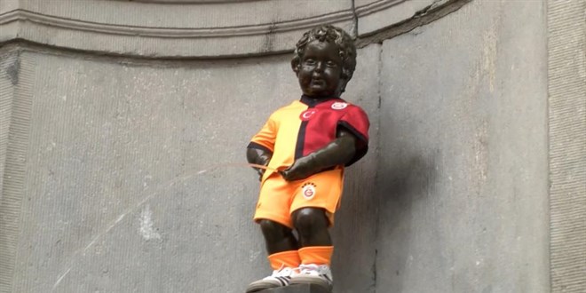 Galatasaray'ın 5 yıldızlı forması 406 yıllık Manneken Pis heykelinde