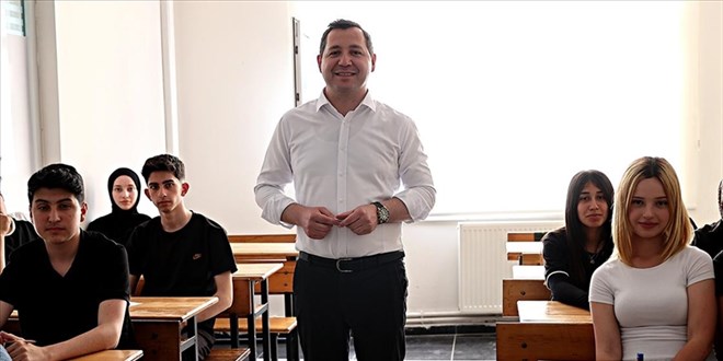 Öğrencilere İngilizce kursu Belediye Başkanı tarafından veriliyor