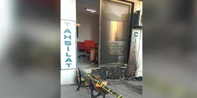 Belediyenin tahsilat ofisini benzin dökerek yaktılar