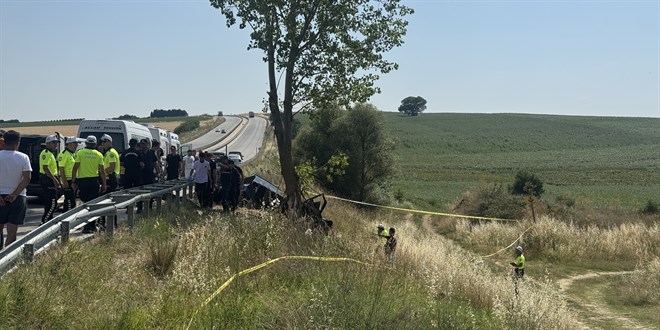 Edirne'de feci kaza: Otomobil ağaca çarptı, 5 kişi öldü