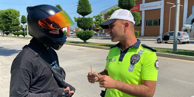 Sosyal medyada şov yapan sürücü polisten kaçamadı: Gözaltına alındı