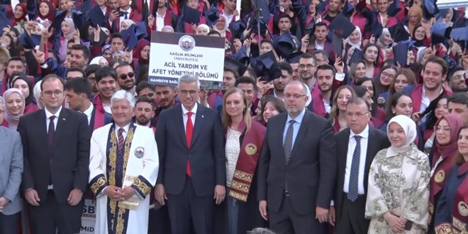 SBÜ Mezuniyet Töreninde Duygu Dolu Anlar