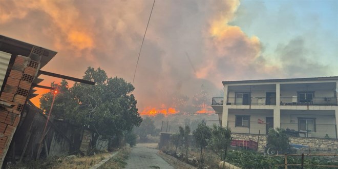 İzmir'de Çöplükte Başlayan Yangın Söndürüldü