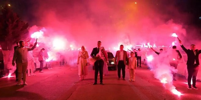 'Kız isteme'ye giderken yolu kapatan sürücülere ceza, damat adayına gözaltı