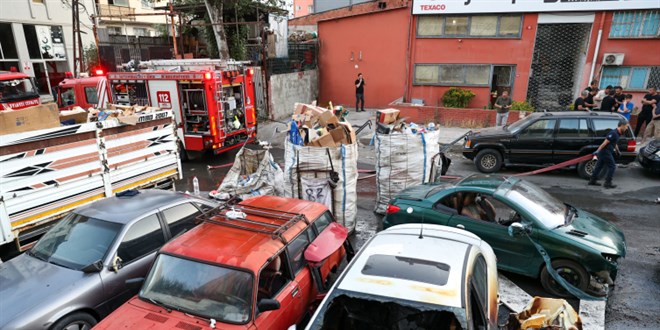 Sanayi sitesinde yangın: Çok sayıda araç yandı