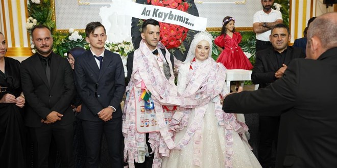 Gelin ve damada 'Acı kaybımız' çelengi ile sürpriz