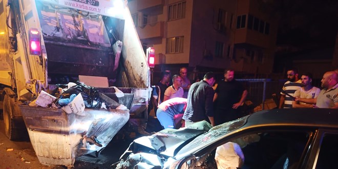Otomobil çöp kamyonuna çarptı, 1 kişi öldü, 4 kişi yaralandı