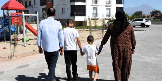 Koruyucu ailelerin yanında 10 binden fazla çocuk aile sıcaklığında büyüyor