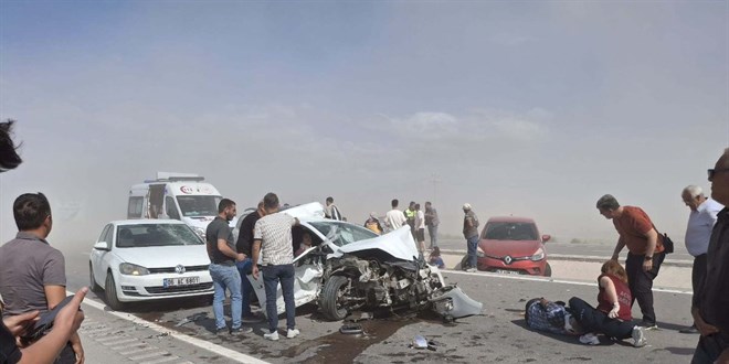 Aksaray'da kum fırtınası zincirleme kazaya neden oldu
