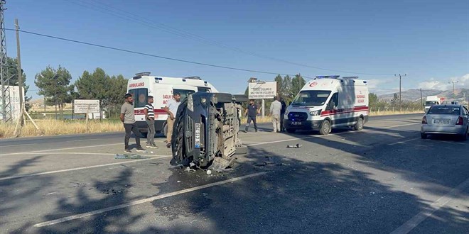 Adıyaman'da Otomobil ve Biçerdöver Çarpıştı: 6 Yaralı
